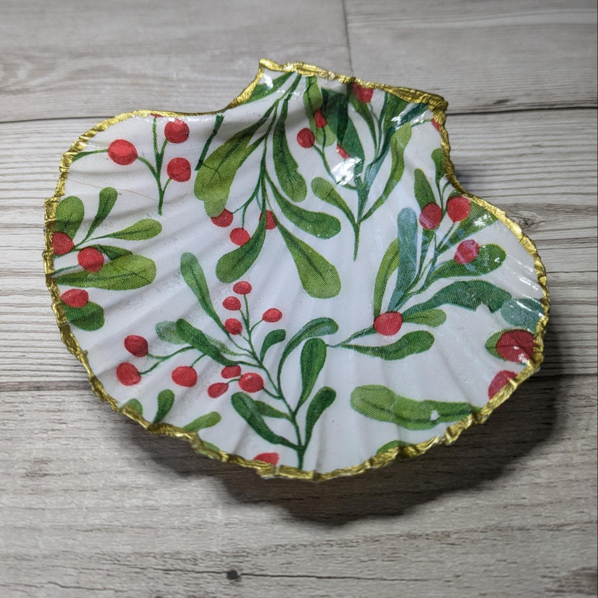 Mistletoe Patterned Scallop Shell