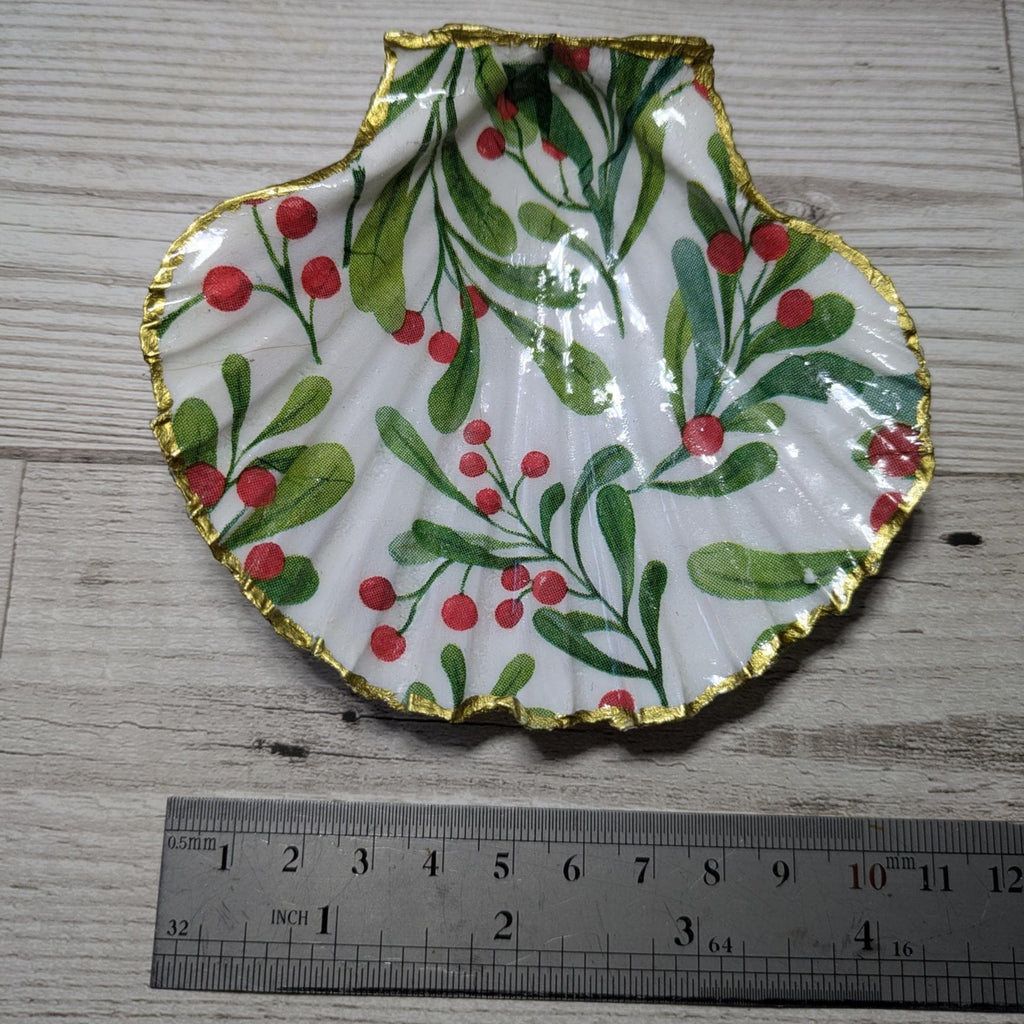 Mistletoe Patterned Scallop Shell