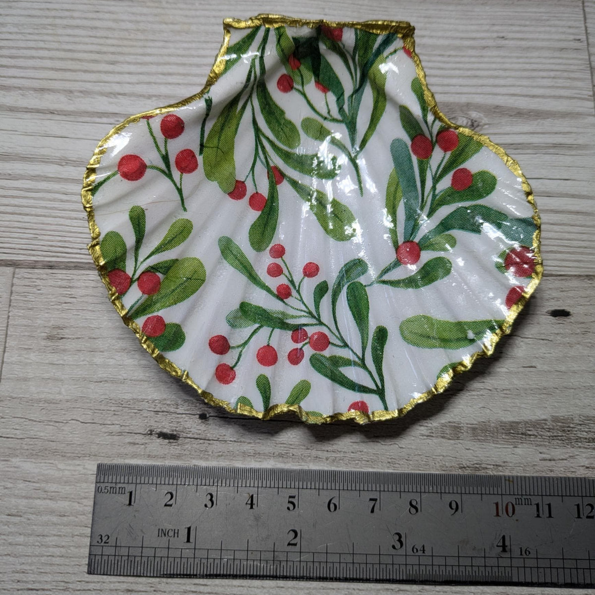 Mistletoe Patterned Scallop Shell