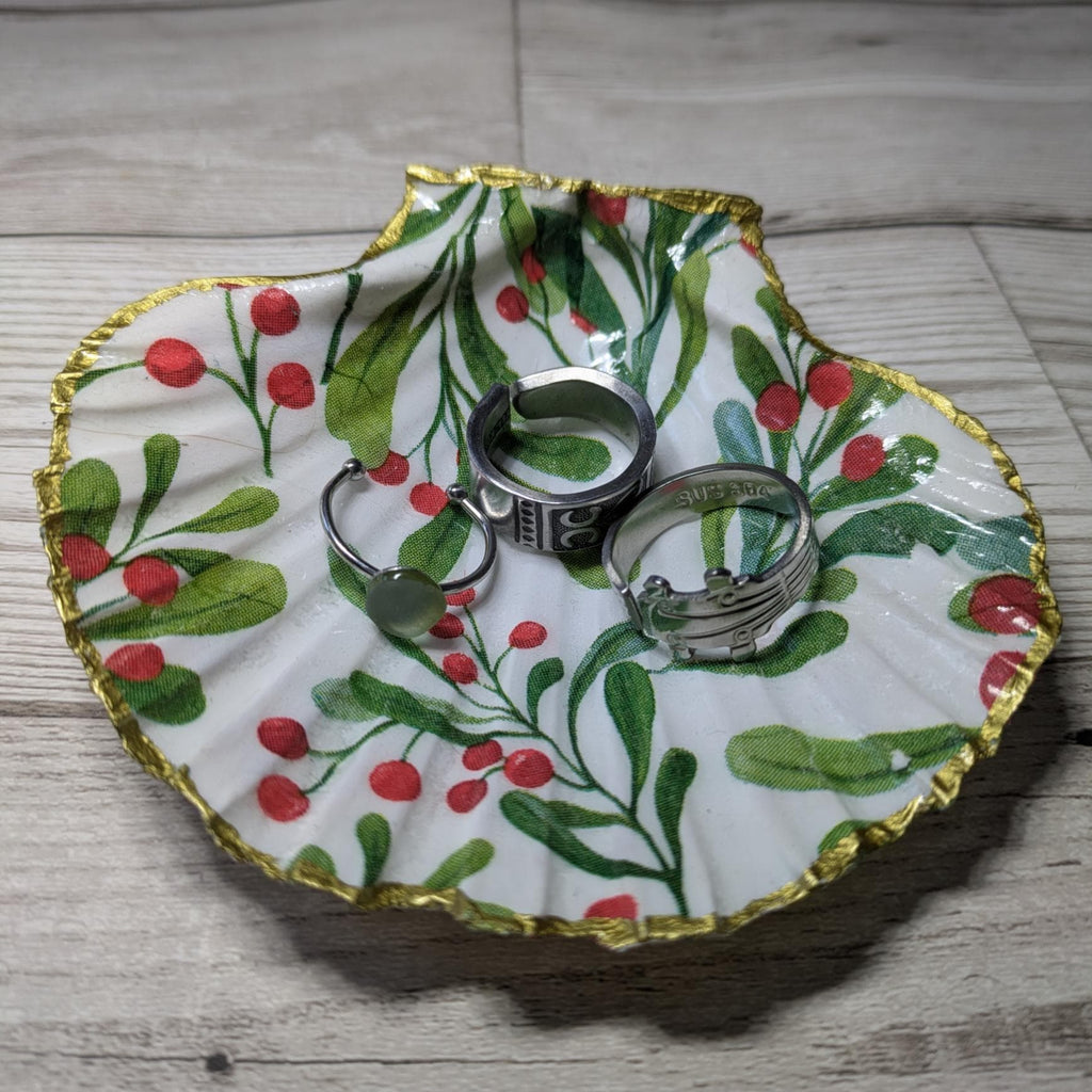 Mistletoe Patterned Scallop Shell