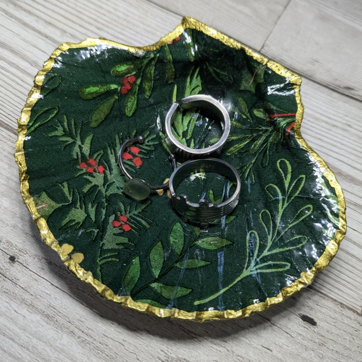 Christmas Patterned Scallop Shell With Gold Trim