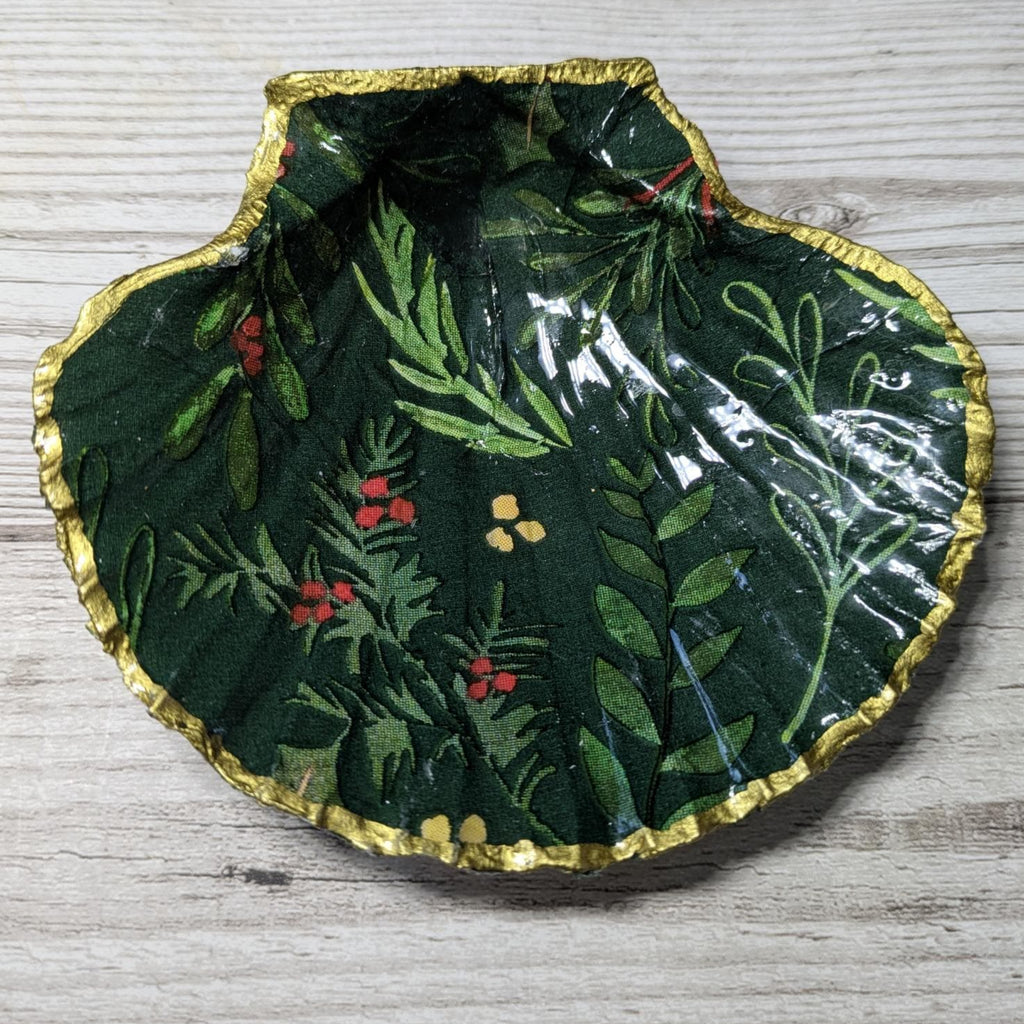 Christmas Patterned Scallop Shell With Gold Trim