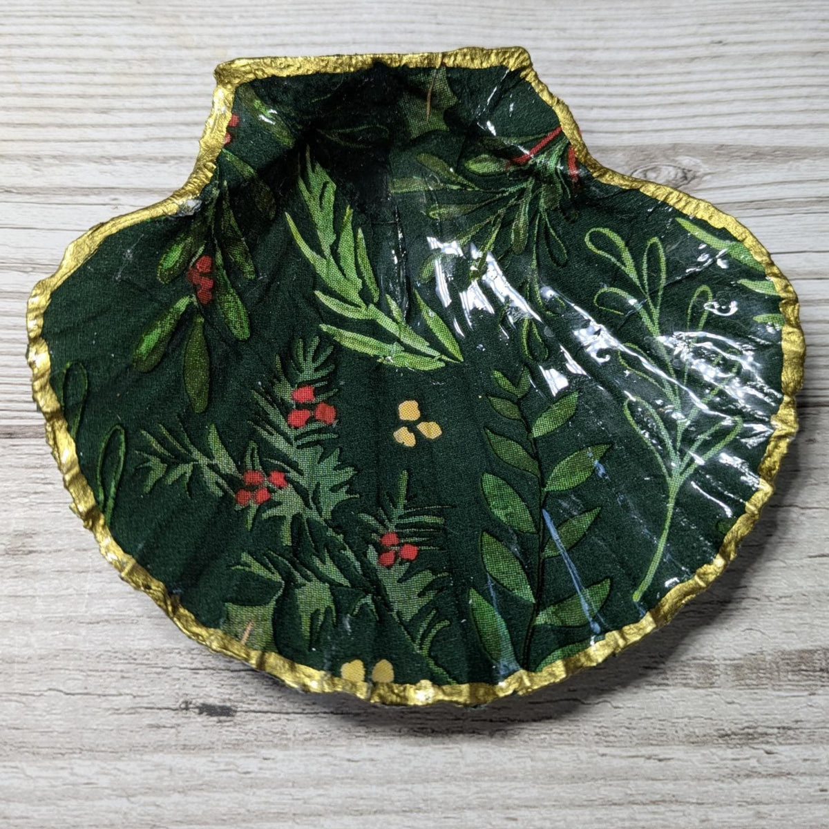 Christmas Patterned Scallop Shell With Gold Trim