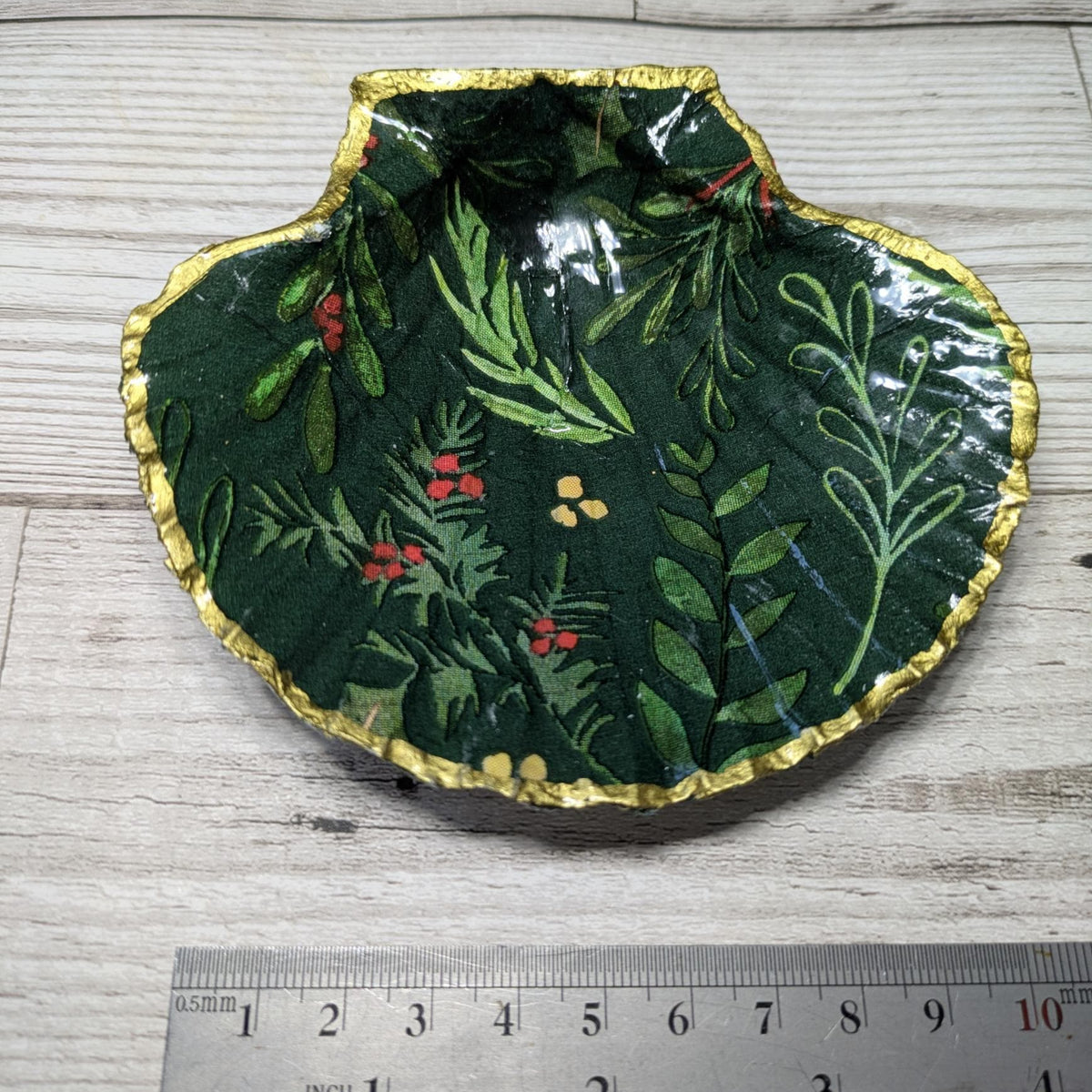Christmas Patterned Scallop Shell With Gold Trim
