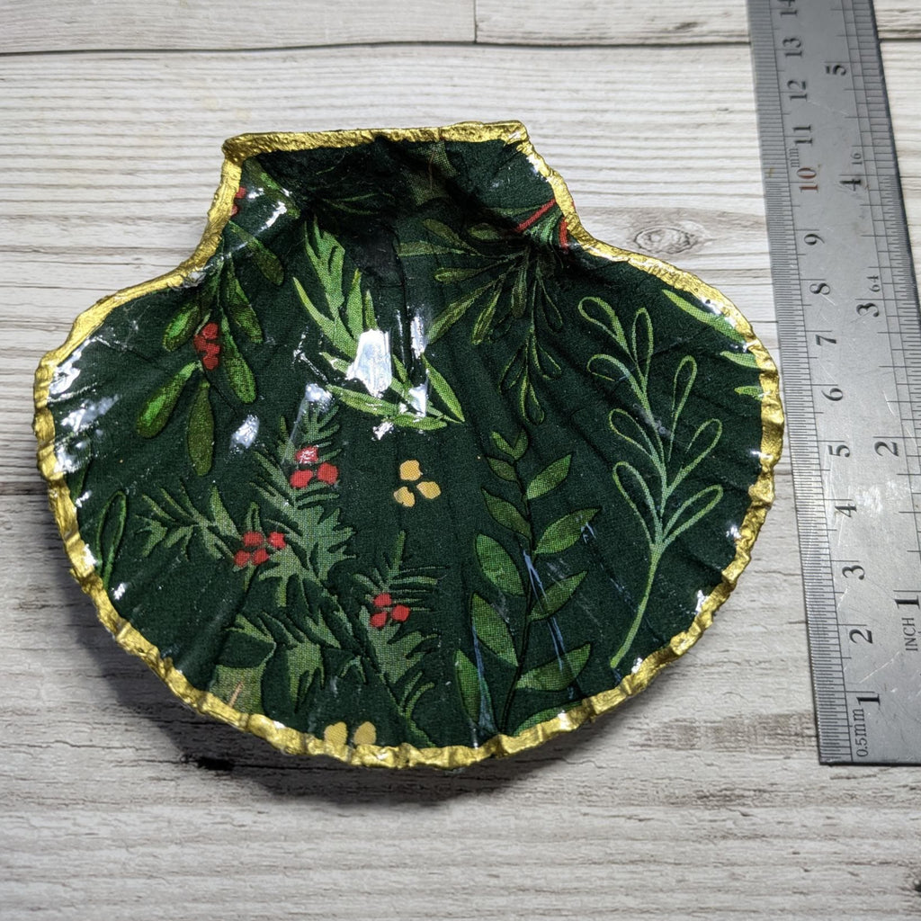 Christmas Patterned Scallop Shell With Gold Trim