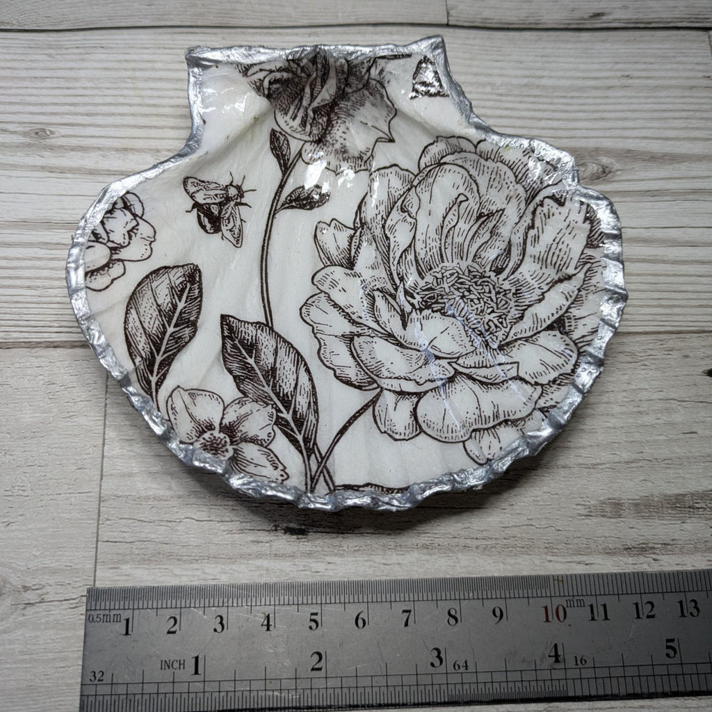 Black & White Floral Scallop Shell