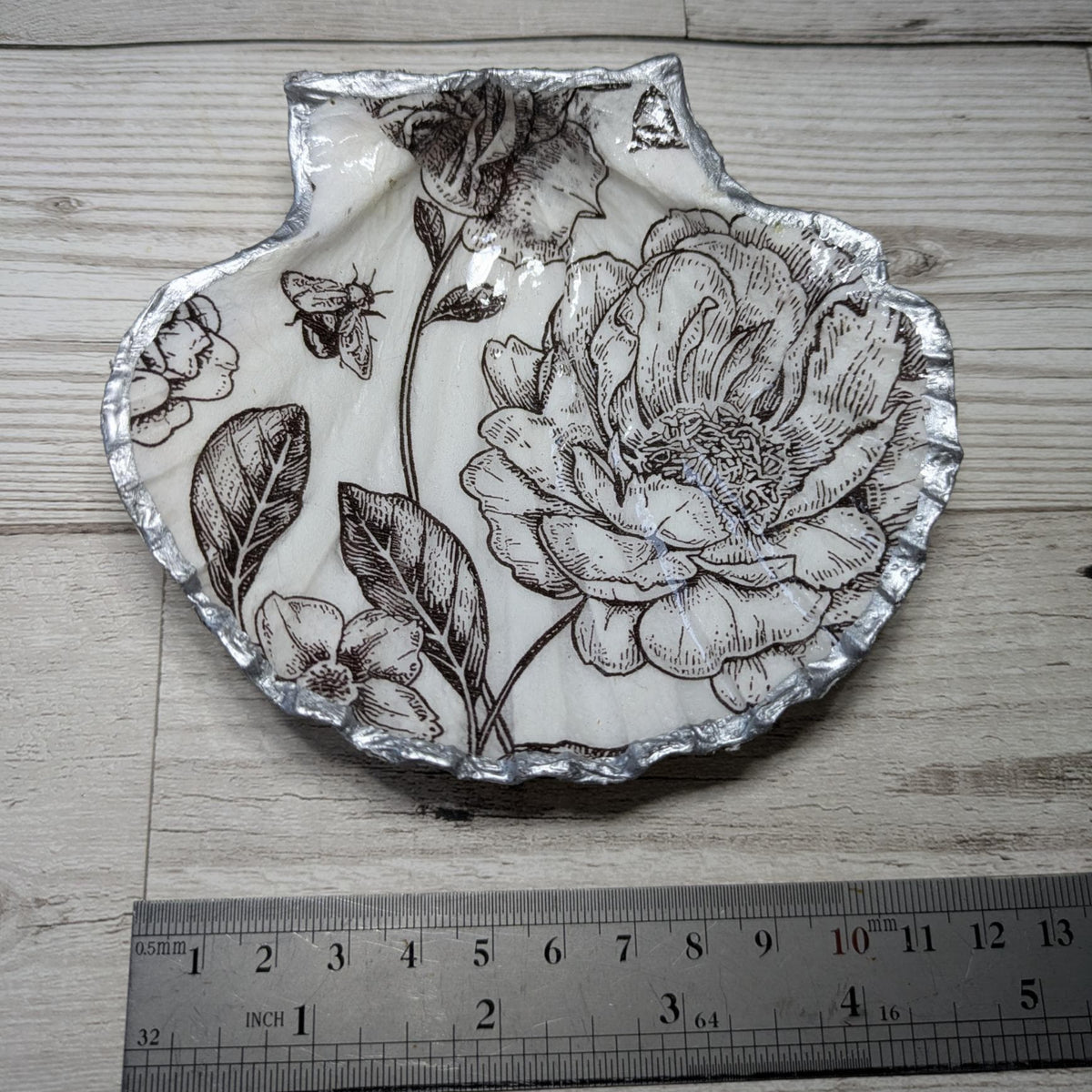 Black & White Floral Scallop Shell