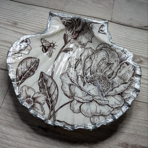 Black & White Floral Scallop Shell