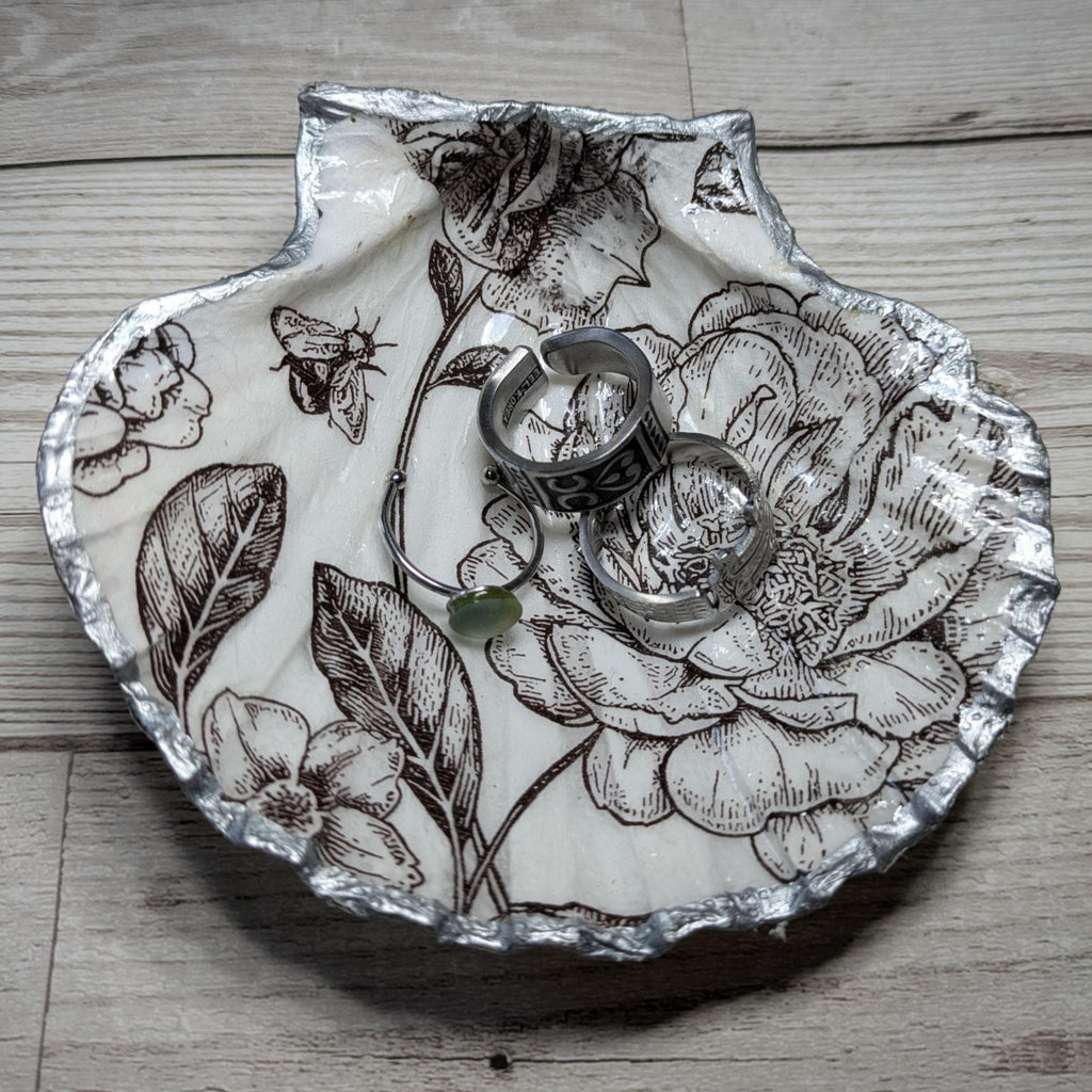 Black & White Floral Scallop Shell
