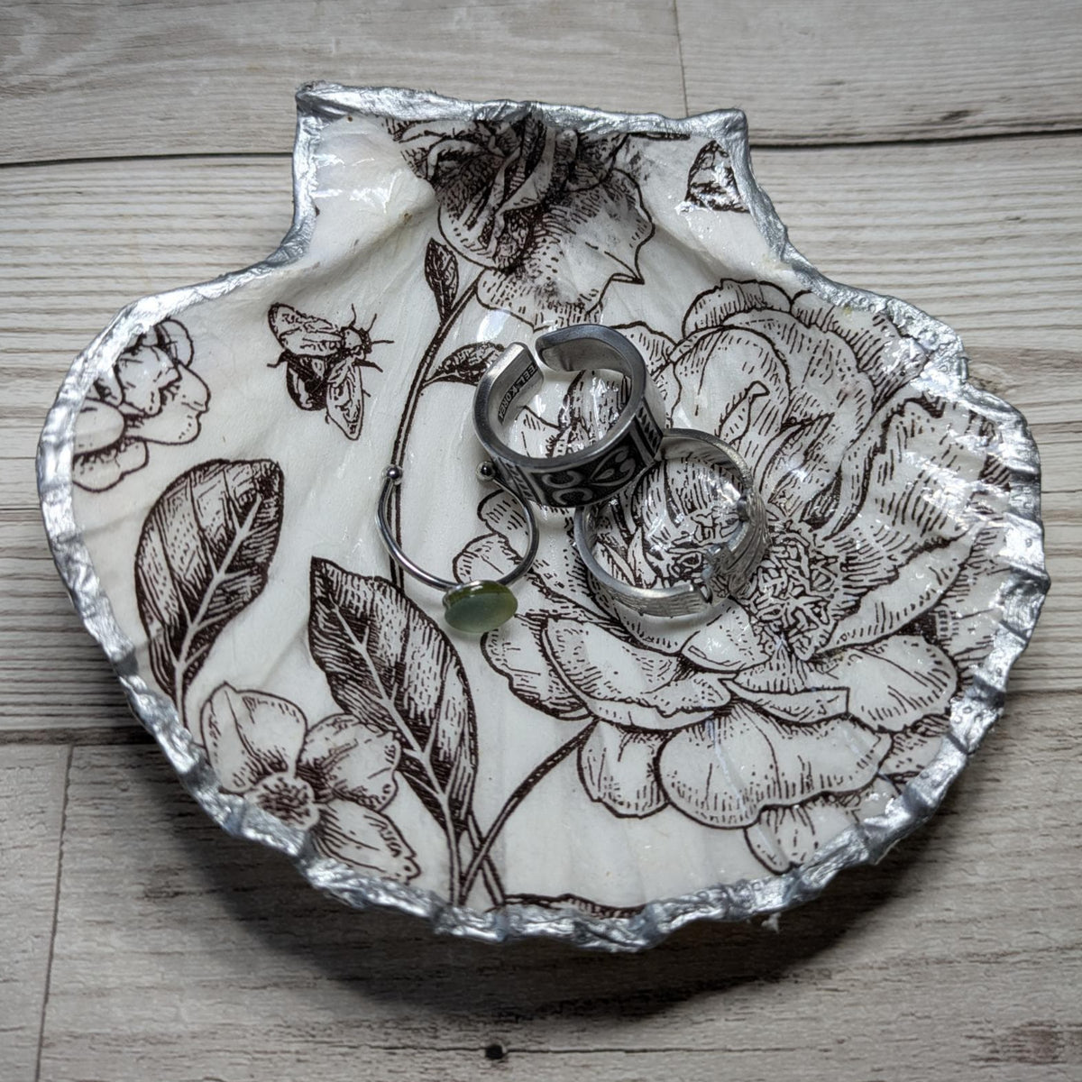 Black & White Floral Scallop Shell