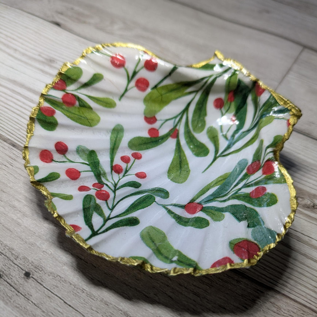 Mistletoe Patterned Scallop Shell